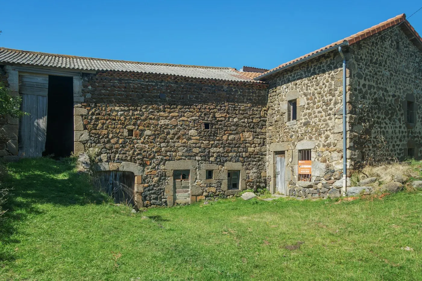 Ancienne ferme en pierre et sa cour