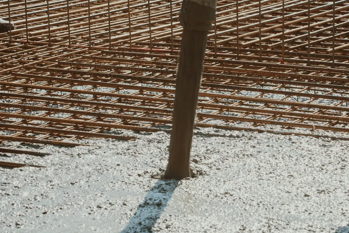 Armatures d’acier en attente sur un chantier de fondations