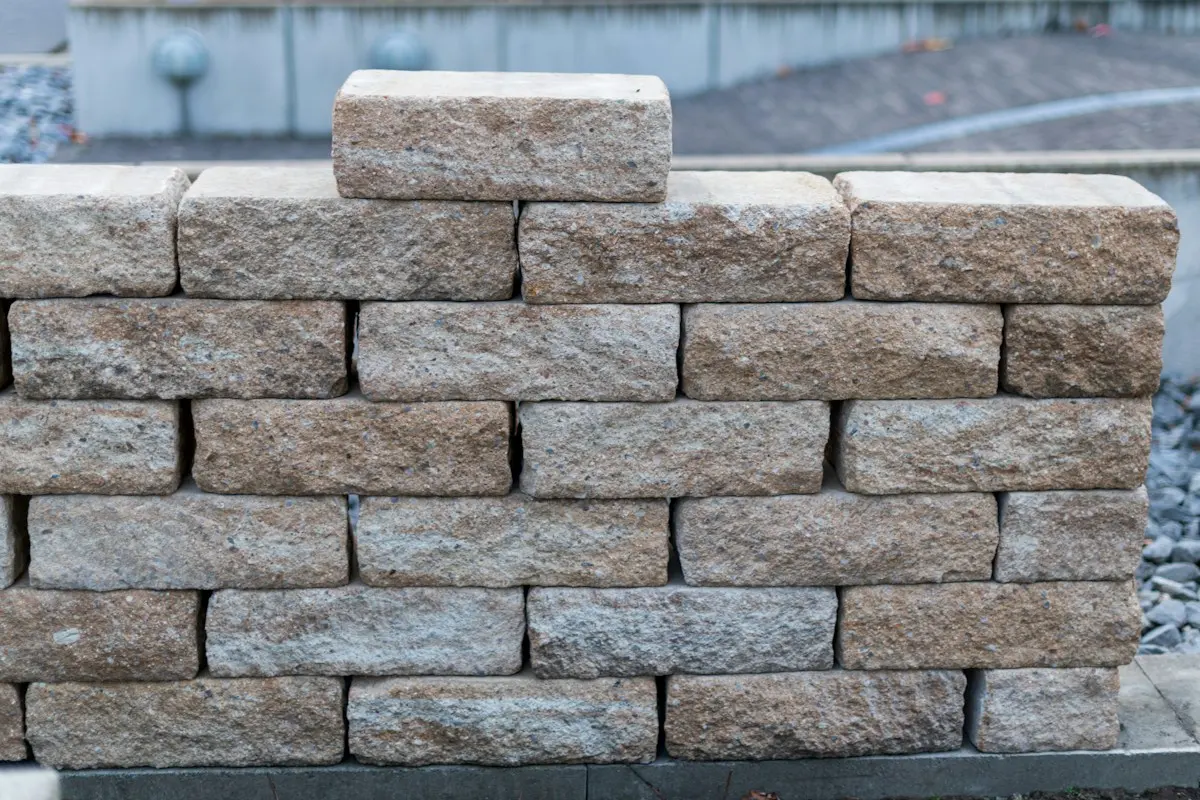 Muret en blocs clairs
