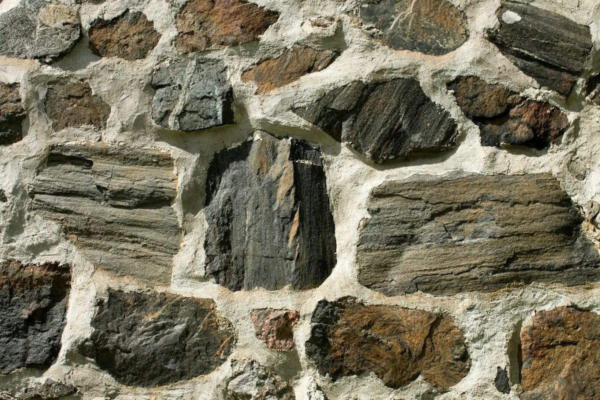 Mur de pierre aux joints clairs