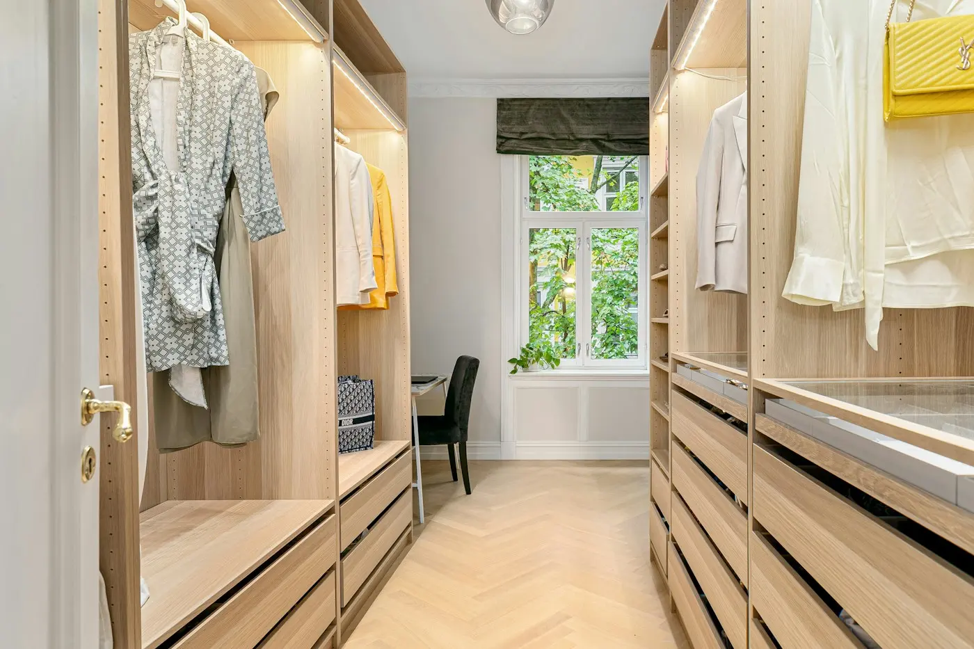 Dressing clair avec tiroirs et penderies