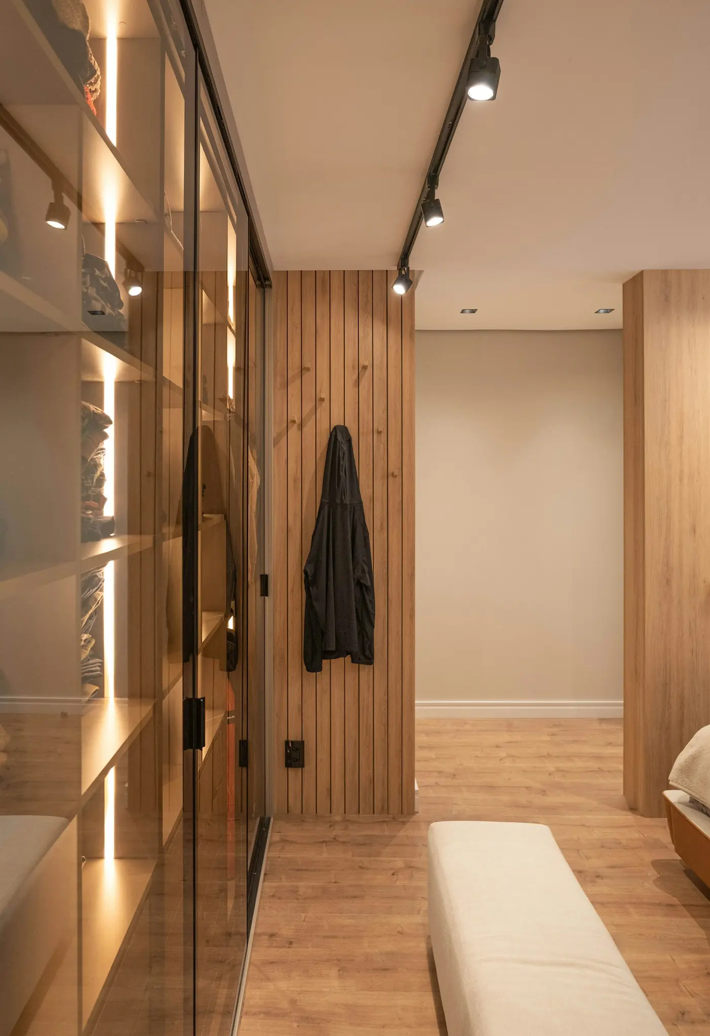 Dressing en lattes de bois avec éclairage chaleureux