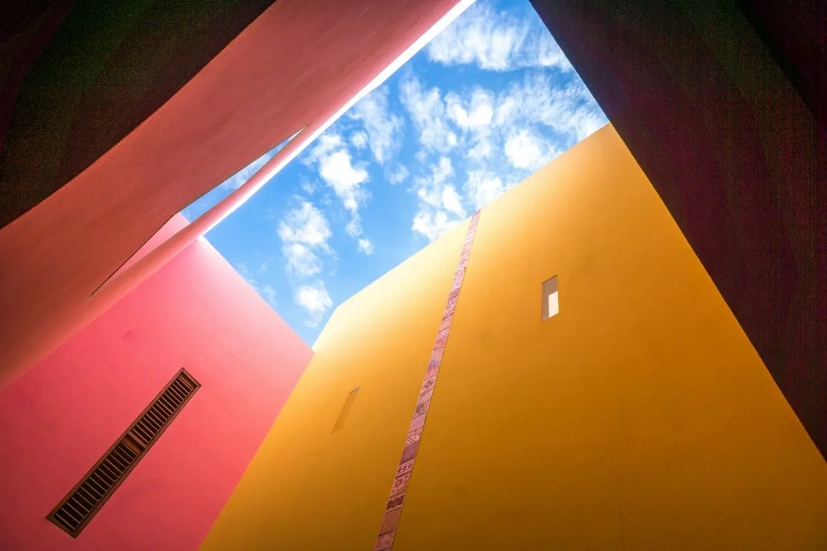 Murs ocre et rouge contre un ciel bleu