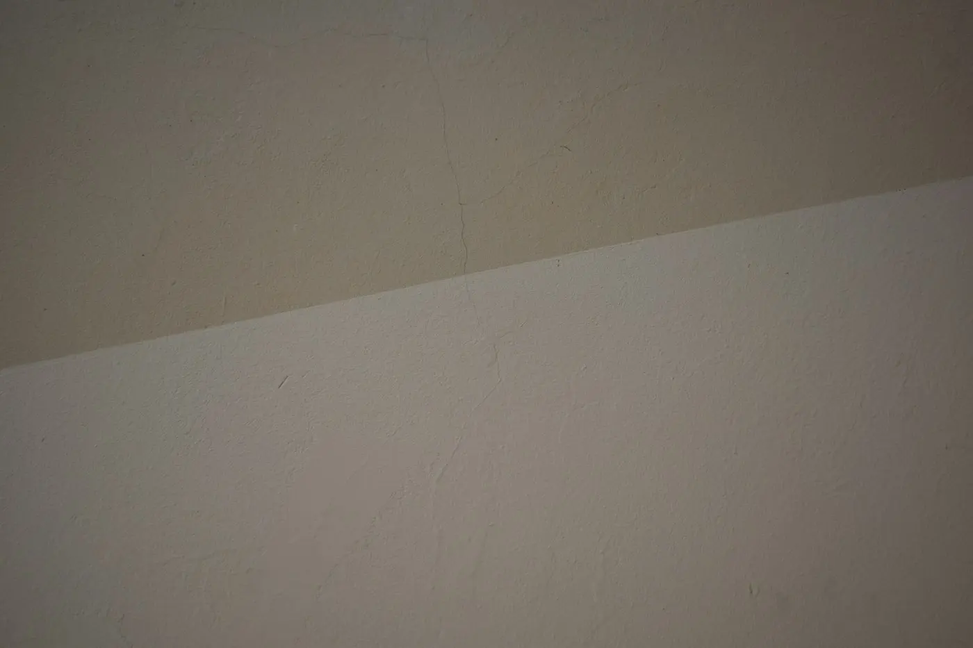 Mur divisé en deux teintes par une diagonale