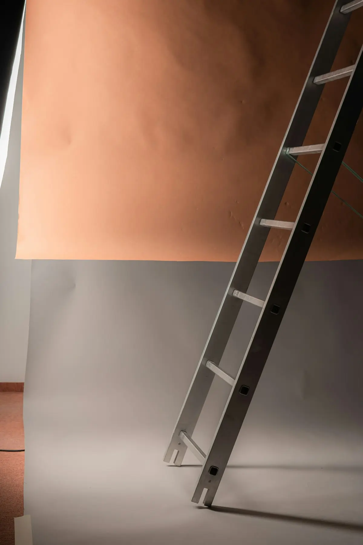 Mur rose poudré et une échelle