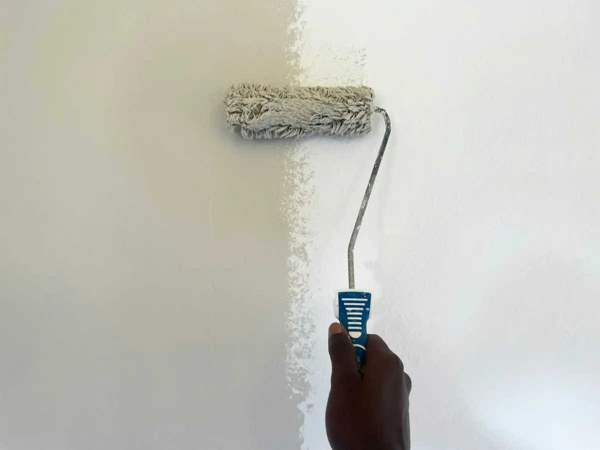 Rouleau de peinture blanche sur un mur