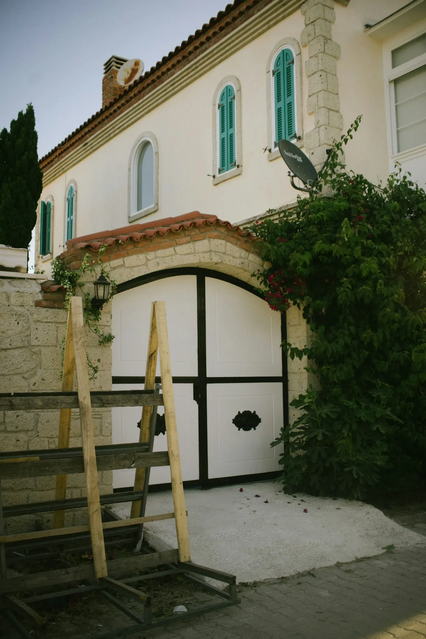 Volets bleu canard sur une maison blanche