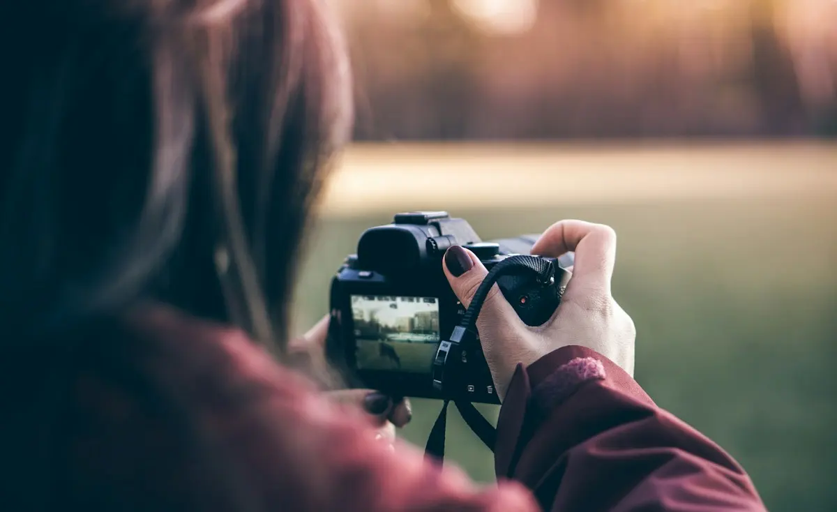 Photographe vérifiant une image sur l’écran de l’appareil