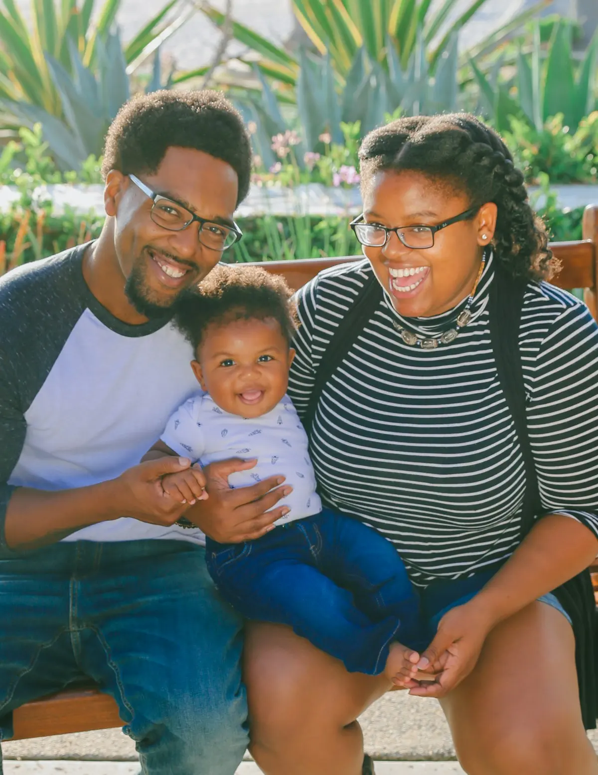 Parents riant avec leur bébé dans les bras