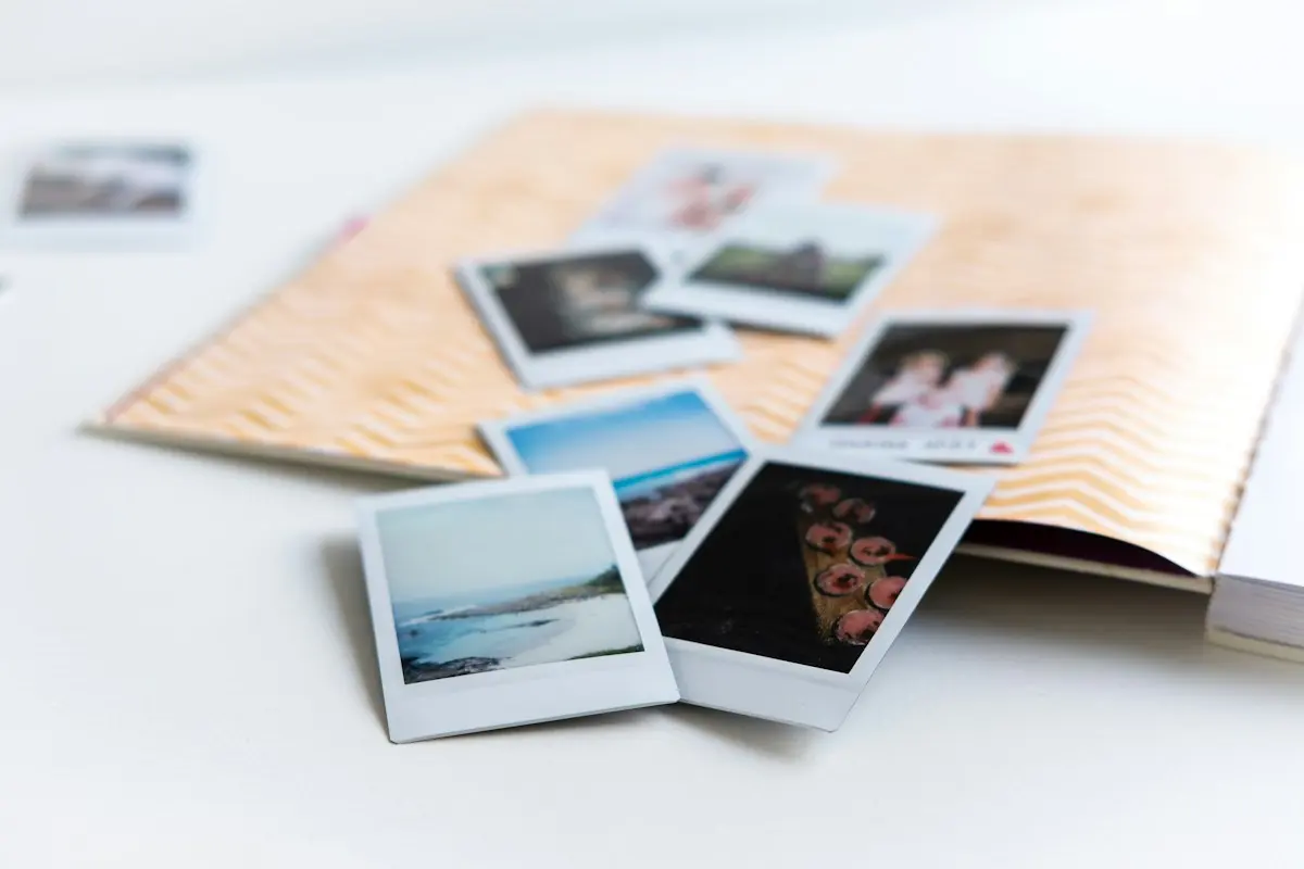 Tirages instantanés posés sur une table