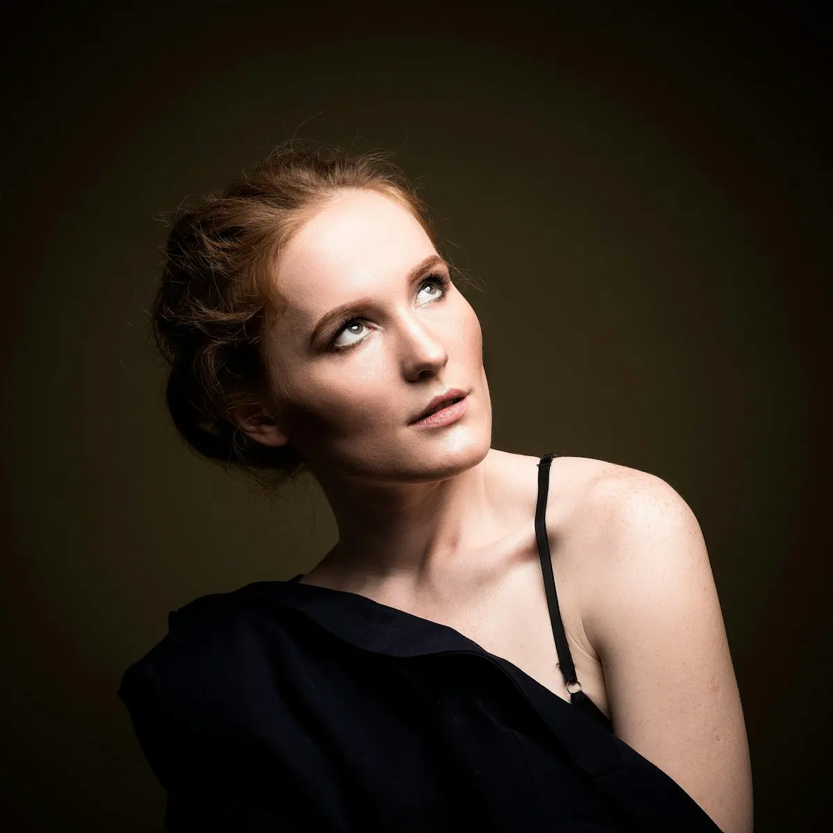 Portrait en studio d’une femme en robe noire