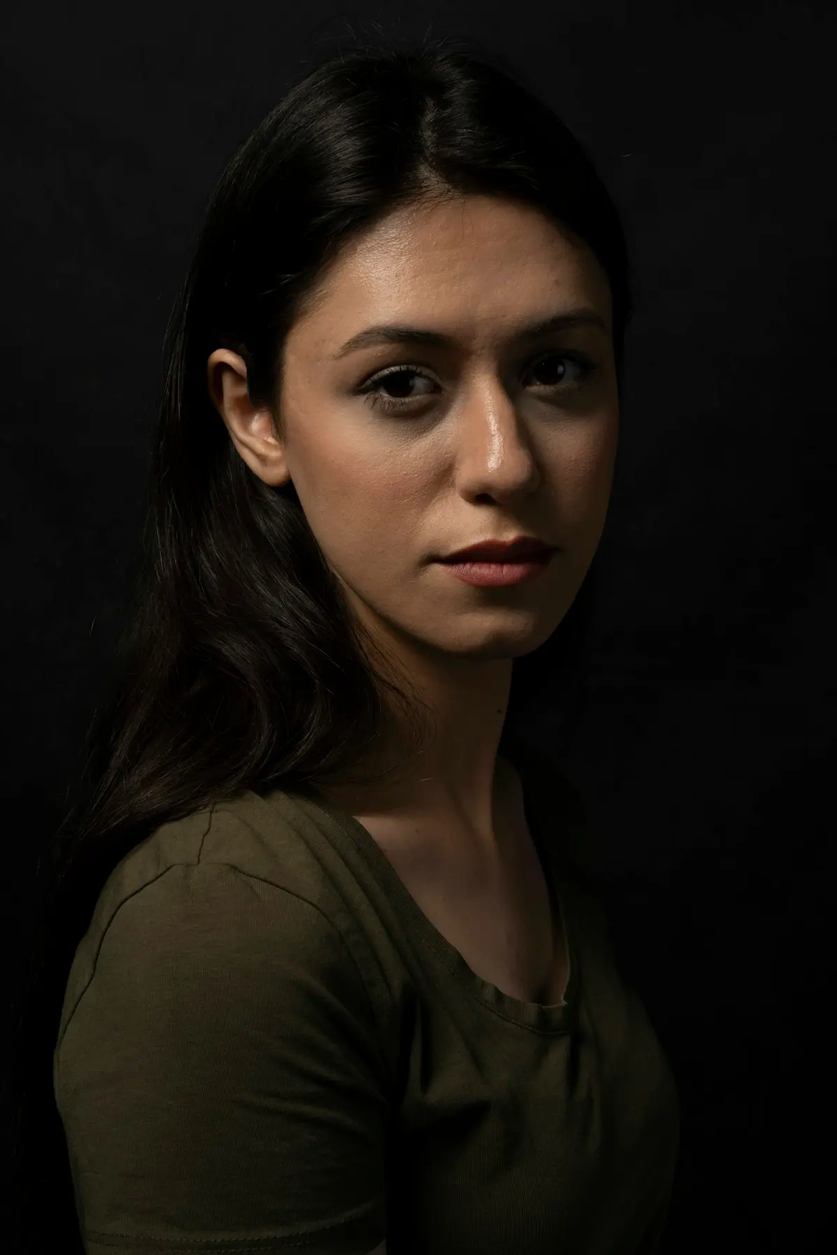 Portrait d’une femme en chemise verte