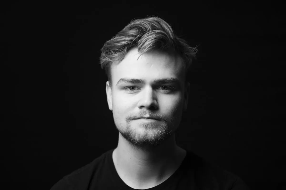 Portrait d’homme en noir et blanc