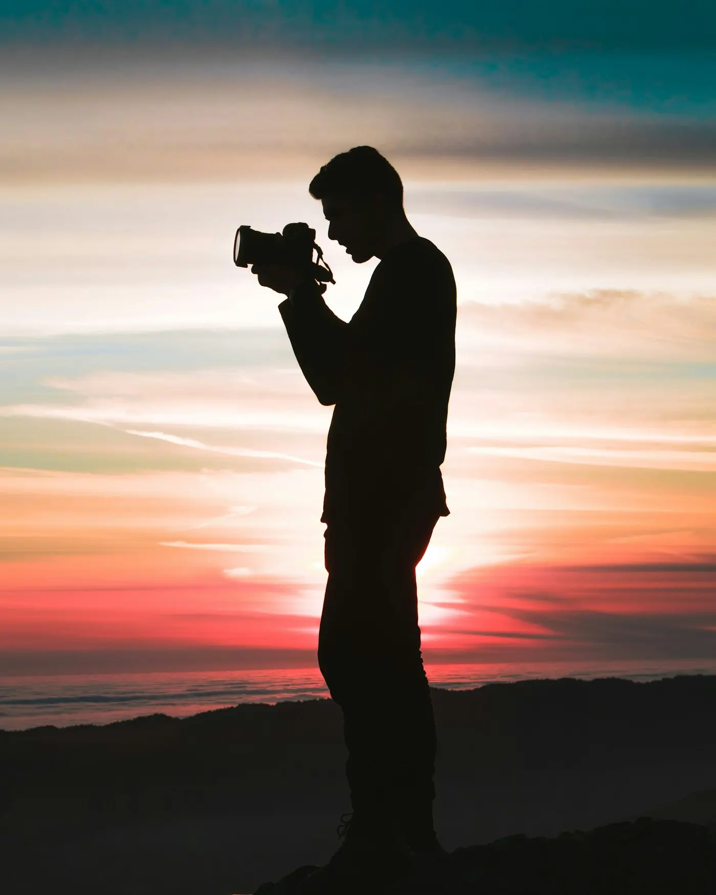 Silhouette d’un photographe au coucher du soleil