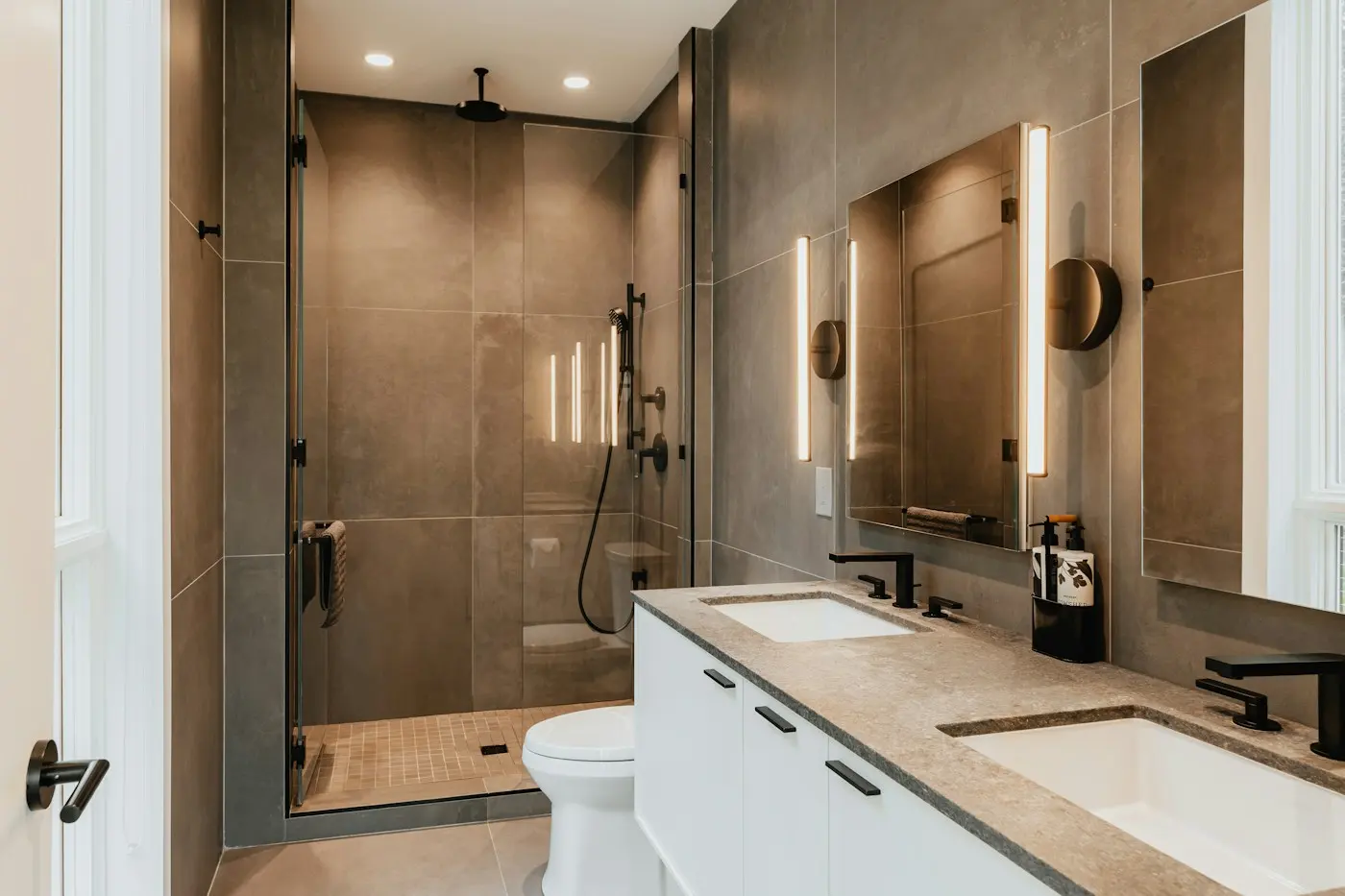 Salle de bain avec deux vasques, WC et douche
