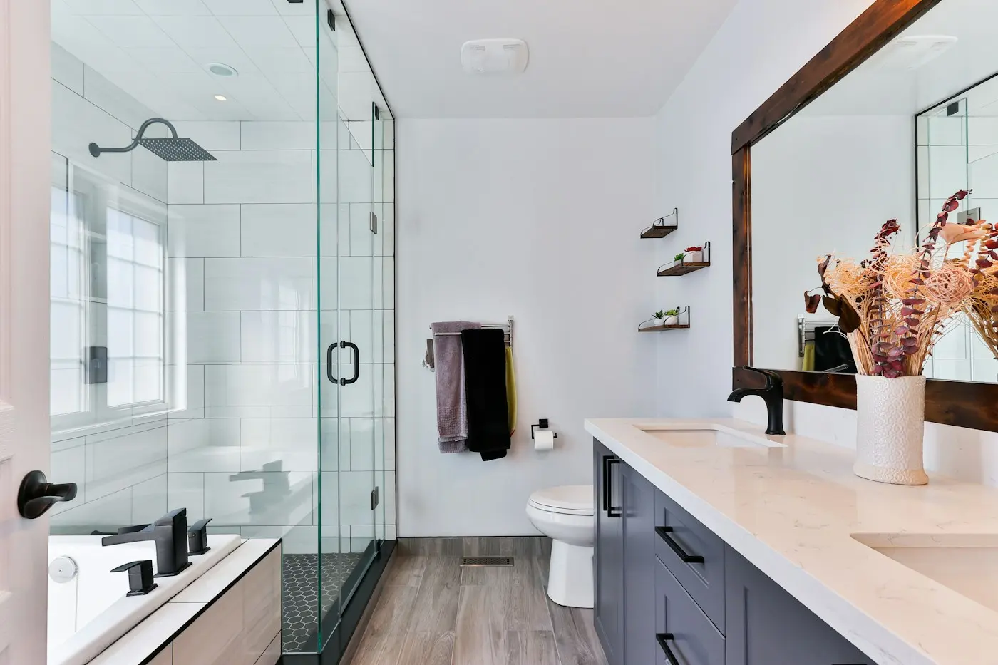 Salle d’eau claire avec douche vitrée