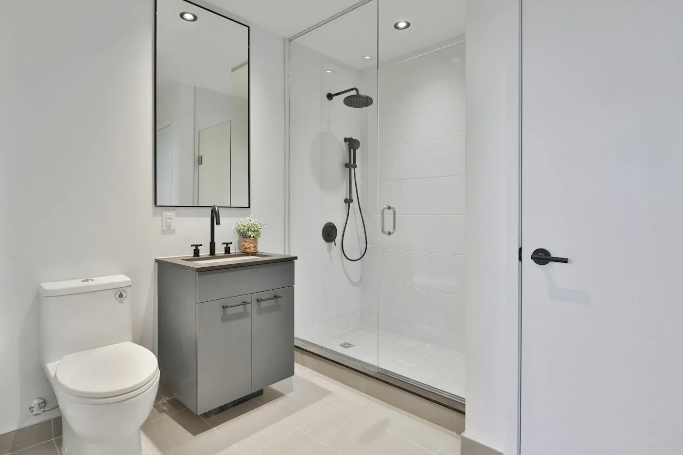 Salle d’eau avec douche, WC et vasque