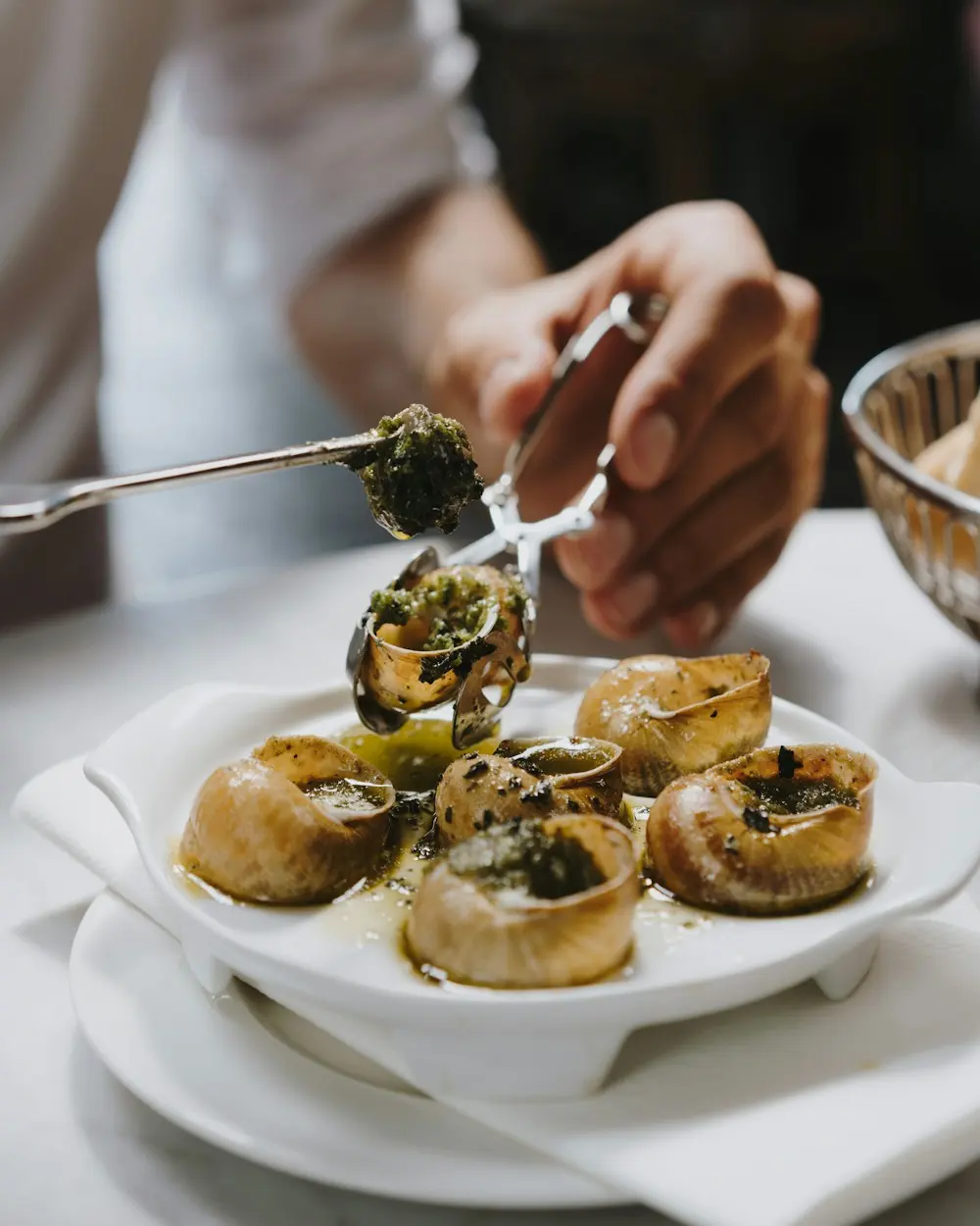 Escargots au beurre persillé servis à la pince