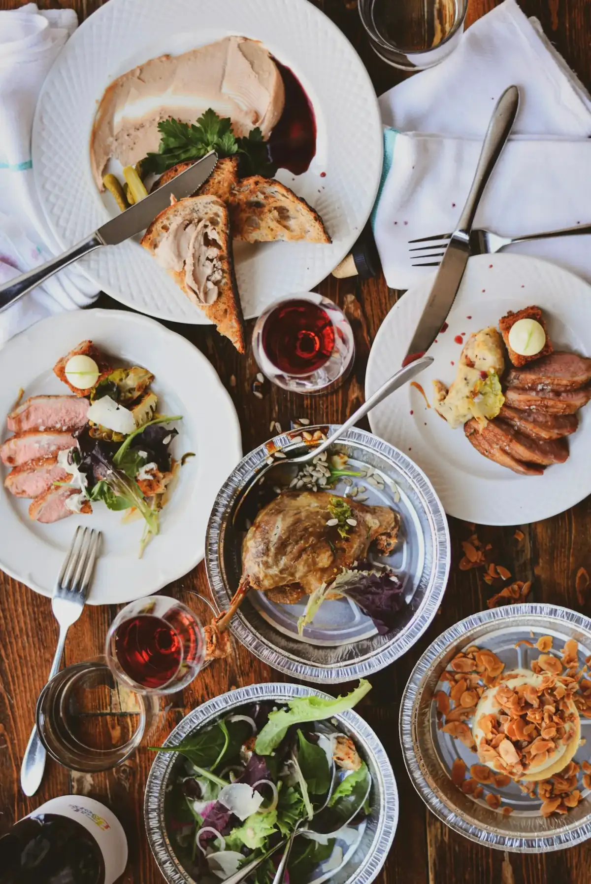 Table garnie de plats partagés et de verres