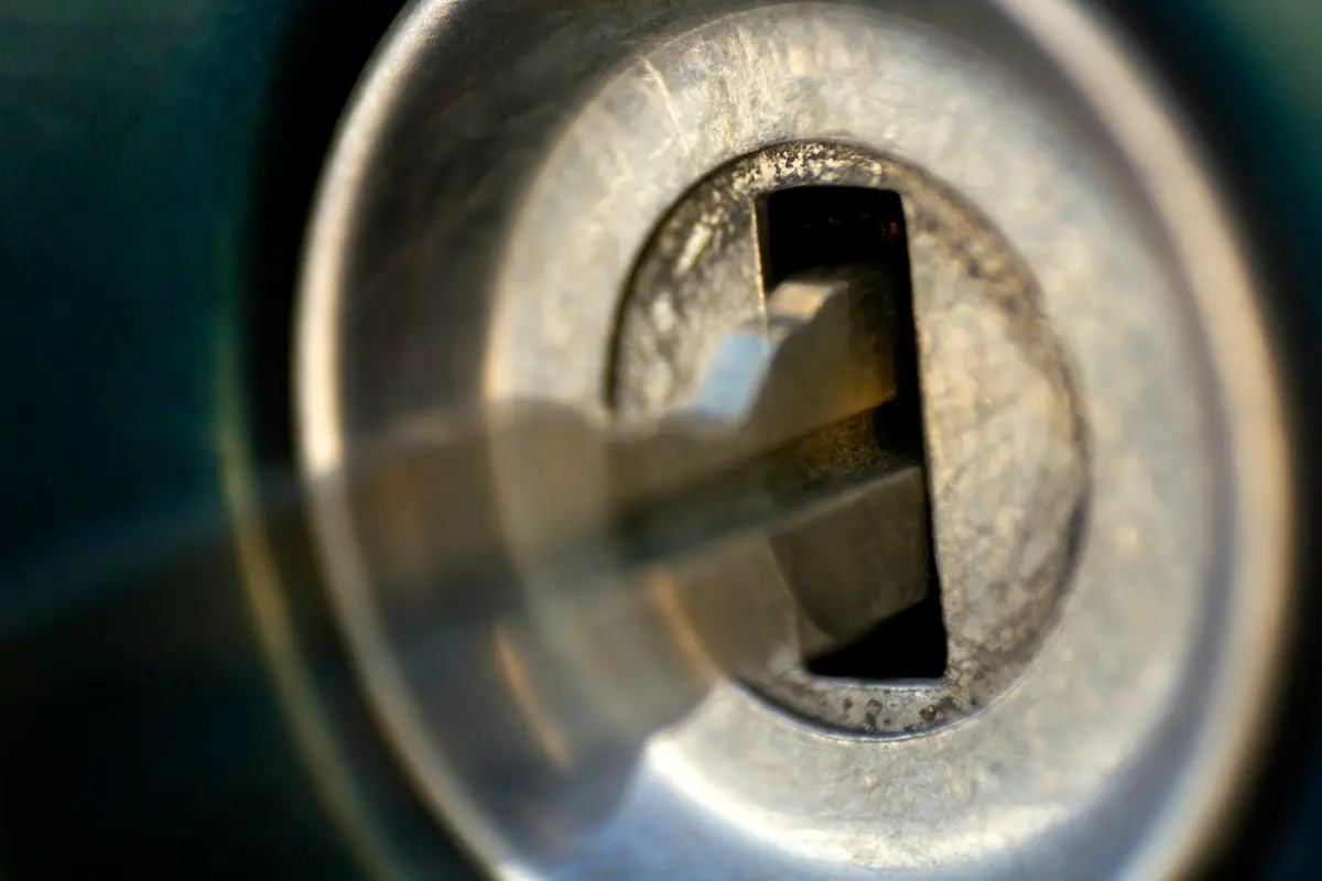 Clé engagée dans un cylindre de serrure, en gros plan