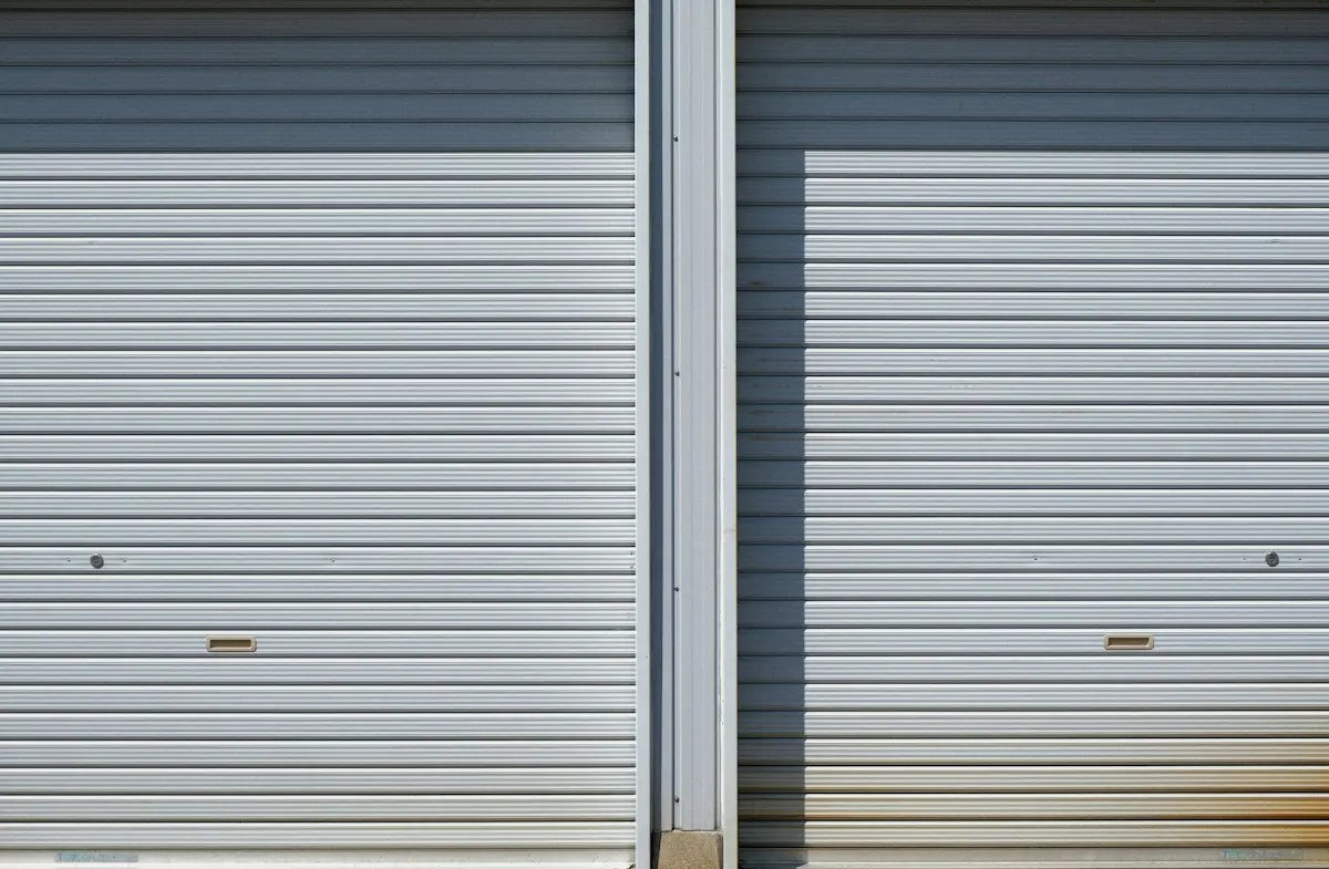 Deux rideaux métalliques gris fermés