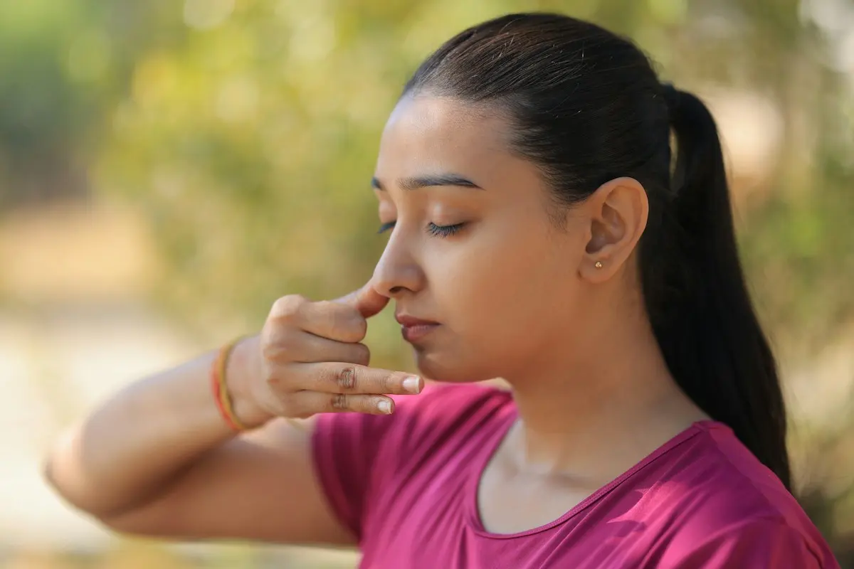 Jeune femme pratiquant un exercice de respiration