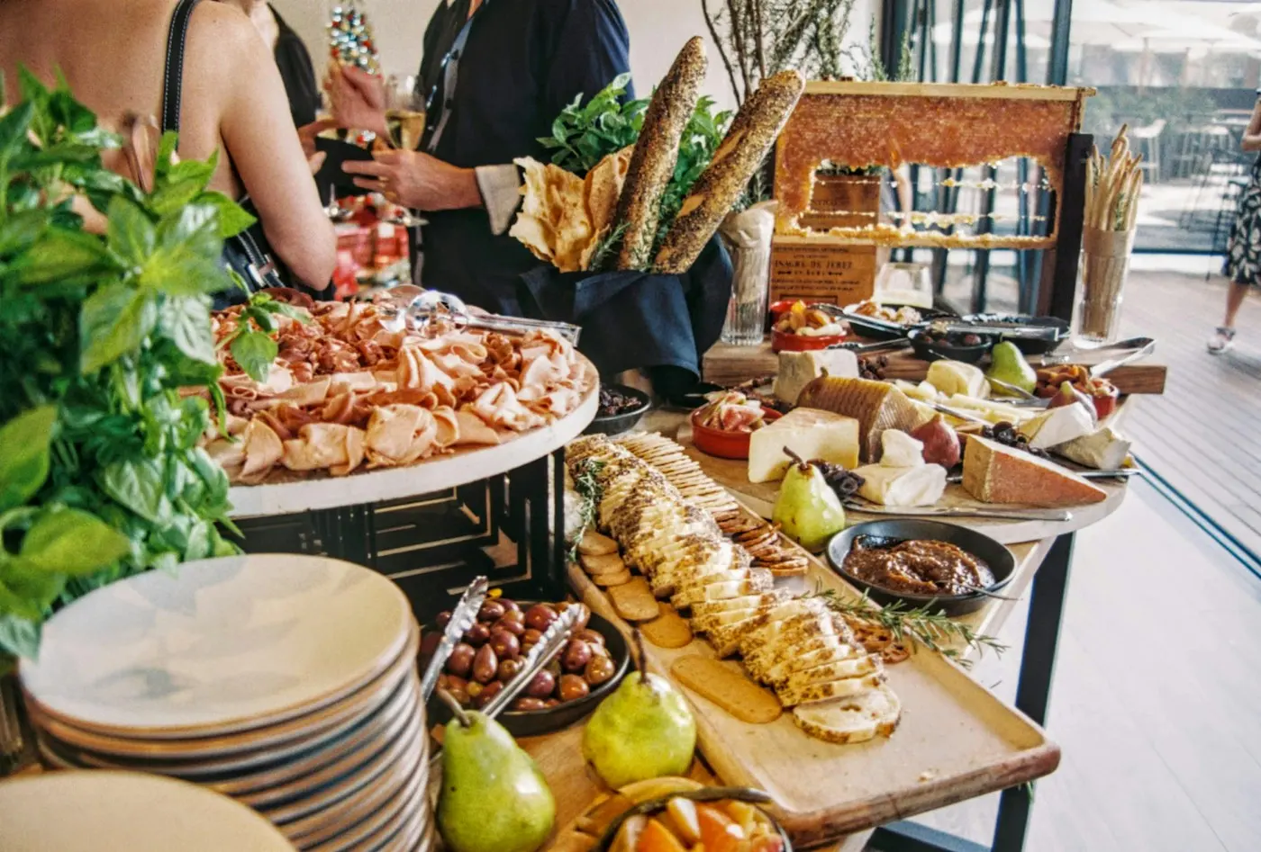 Buffet garni de plats et de pains