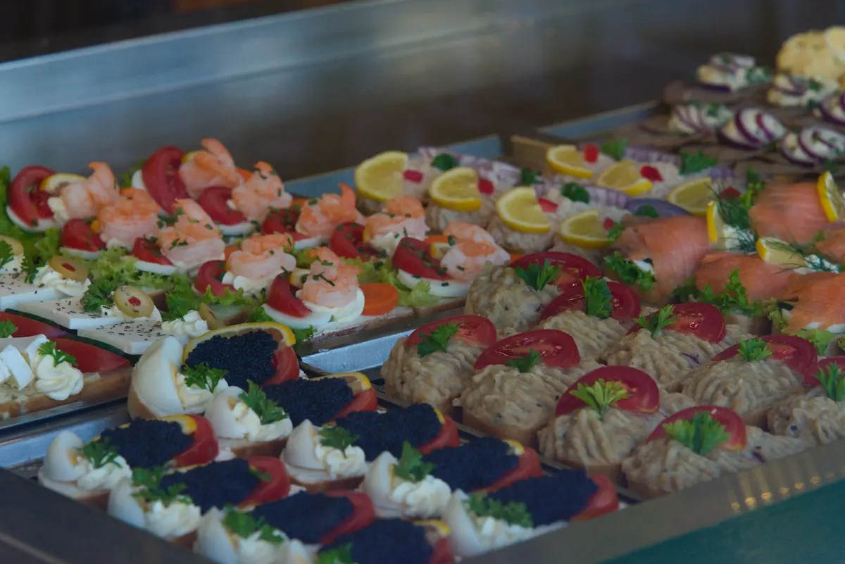 Canapés au saumon disposés sur un plateau