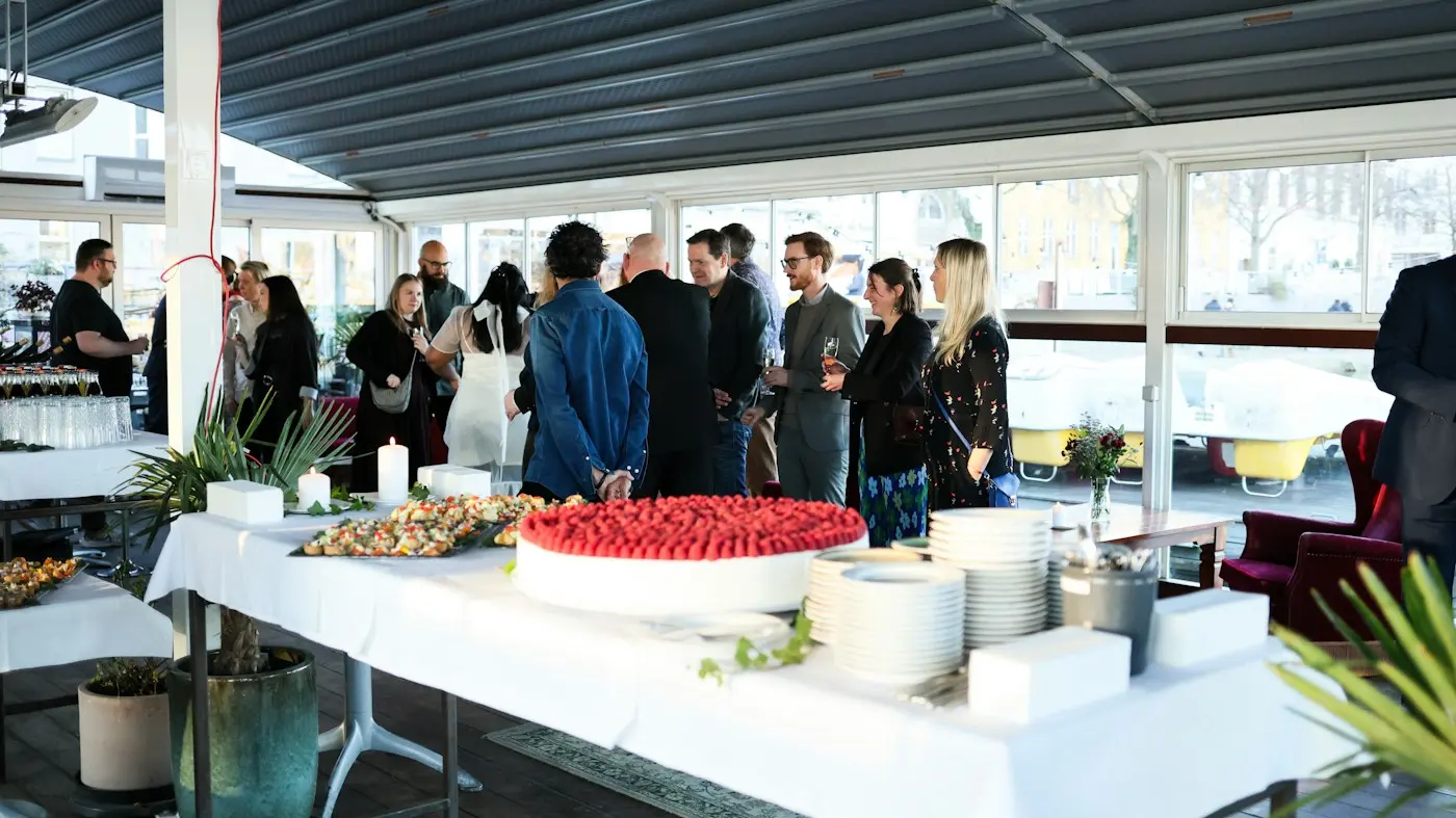 Invités autour d’un buffet de réception