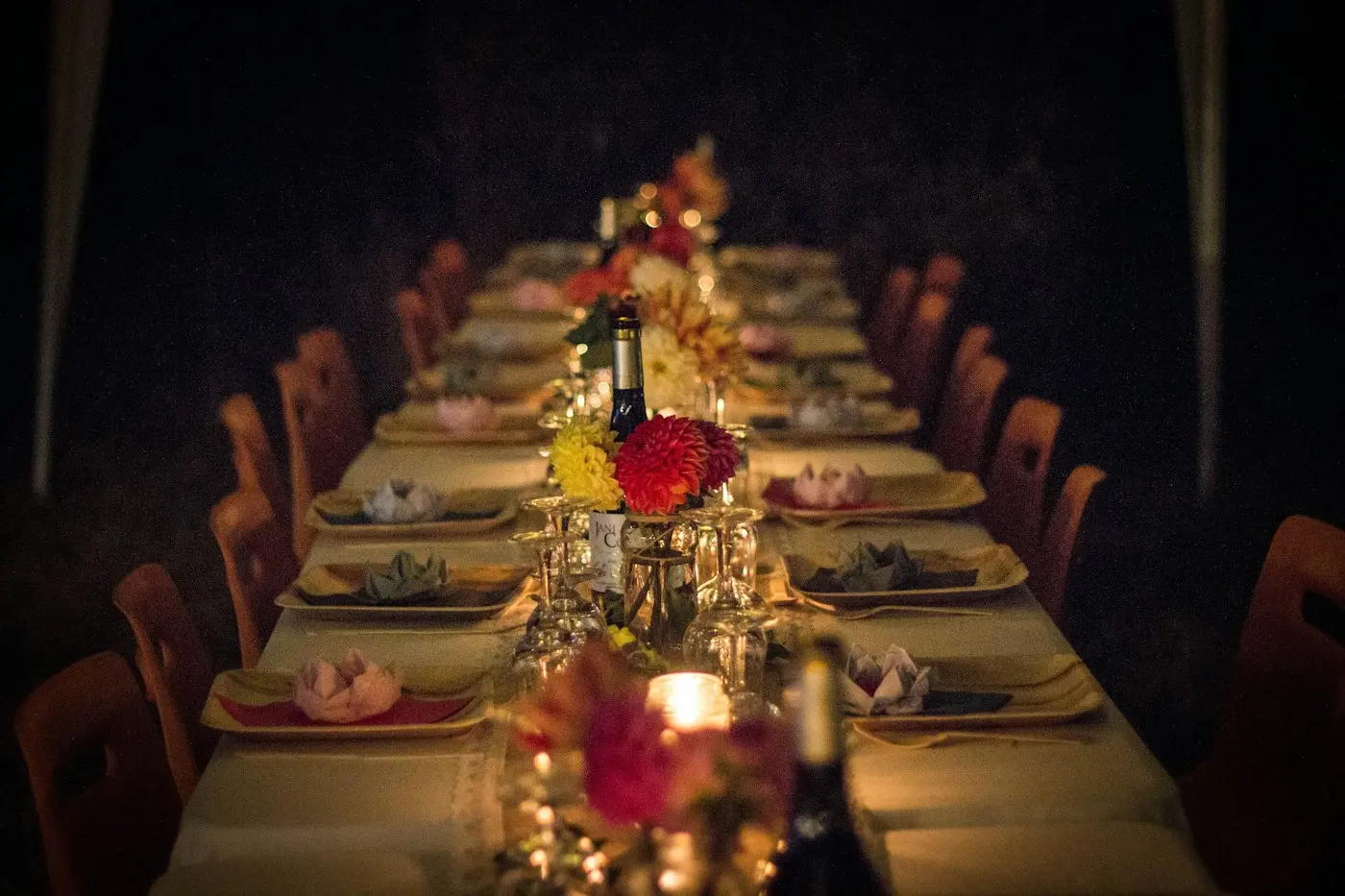 Longue table dressée à la lumière des bougies