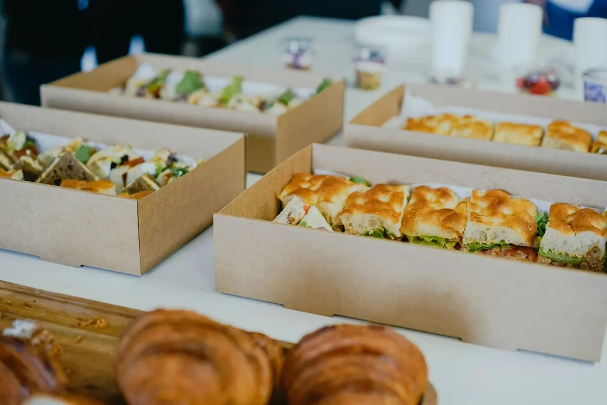 Boîtes de sandwichs et de salades prêtes à livrer