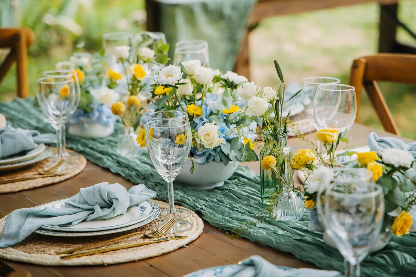 Table dressée avec des fleurs des champs